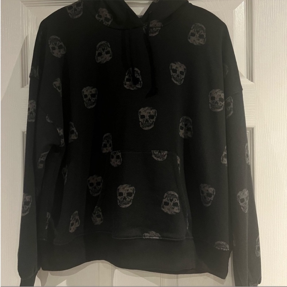 Women’s hooded sweatshirt with skull pattern
